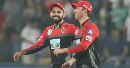 മിന്നുന്ന വിജയത്തിന് പിന്നാലെ കോഹ്‌ലിയെ അനുകരിച്ച് ഡിവില്ലിയേഴ്‌സ്; ഡ്രസ്സിംഗ് റൂമില്‍ ചിരി പടര്‍ത്തി താരം