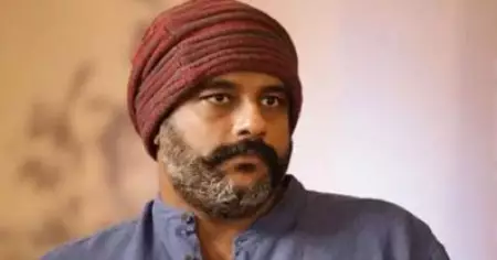 ബൈക്കിന്റെ ചക്രത്തില്‍ നൂല്‍ നൂല്‍ക്കുന്ന മോദി; 'ഇന്ധനവിലവര്‍ധന' യുടെ കാര്‍ട്ടൂണ്‍ പങ്കുവെച്ച് മുരളി ഗോപി