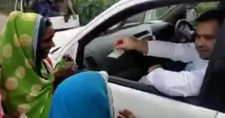 പരിപാടിയില്‍ പങ്കെടുത്തു മടങ്ങവെ സ്ത്രീകള്‍ക്ക് പണം വിതരണം ചെയ്ത് തേജസ്വി; പിന്നാലെ വിമര്‍ശനം
