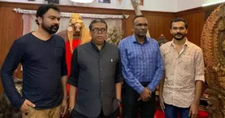 ചിലതൊക്കെ ഒറിജിനലാ!!; തെളിവെടുപ്പിനിടെ വിഗ്രഹങ്ങളെ കുറിച്ച് വിശദീകരിച്ച് മോന്‍സന്‍; പൊട്ടിച്ചിരിച്ച് ഉദ്യോഗസ്ഥര്‍