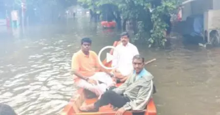 "ഈ ഒരു ആംഗിളില്‍ ഒന്നൂടെ എടുക്കൂ"; വെള്ളപ്പൊക്കത്തില്‍ പകച്ച് നില്‍ക്കുന്ന തമിഴ്‌നാട്ടില്‍ ഫോട്ടോഷൂട്ട് നാടകവുമായി ബി.ജെ.പി