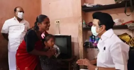 താഴ്ന്ന ജാതിയെന്ന് പറഞ്ഞ് ക്ഷേത്രത്തിലെ അന്നദാനത്തിനിടെ ഇറക്കിവിട്ട അശ്വനിയുടെ വീട്ടിലെത്തി സ്റ്റാലിന്‍