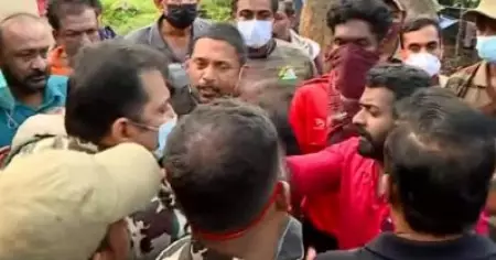 ശീമക്കൊന്നയുടെ കമ്പും മൊബൈല്‍ ടോര്‍ച്ചുമായി ഞങ്ങള്‍ കടുവയെ തിരയുമ്പോള്‍ നിങ്ങള്‍ എവിടെയായിരുന്നു; കുറുക്കന്‍മൂലയില്‍ വനംവകുപ്പ് ഉദ്യോഗസ്ഥര്‍ക്കെതിരെ നാട്ടുകാരുടെ പ്രതിഷേധം