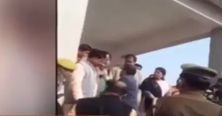 ലഖിംപൂര്‍ കൂട്ടക്കൊലയെക്കുറിച്ച് ചോദിച്ചതിന് മാധ്യമപ്രവര്‍ത്തകനെ ആക്രമിച്ച് കേന്ദ്രമന്ത്രി അജയ് മിശ്ര