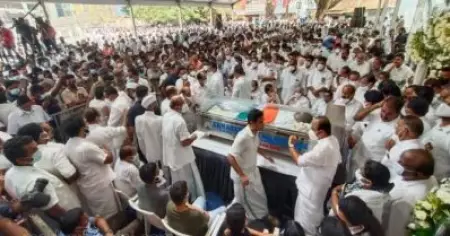 ചന്ദ്രകളഭം എന്ന പാട്ടിന്റെ അകമ്പടിയോടെ പി.ടിക്ക് വിട ചൊല്ലി രാഷ്ട്രീയ കേരളം