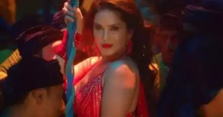 സണ്ണി ലിയോണിനെ ഇന്ത്യയില്‍ തുടരാന്‍ സമ്മതിക്കില്ല; ശ്രീകൃഷ്ണ ഗാനത്തിന് 'അശ്ലീല' നൃത്തം ചെയ്‌തെന്നാരോപിച്ച് ഭീഷണയുമായി മഥുരയിലെ സന്യാസിമാര്‍