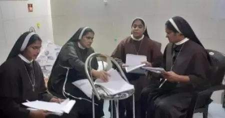 ആ കത്തുകള്‍ അവരിലേക്കെത്തി; അവള്‍ക്കൊപ്പം ക്യാമ്പയിനിന്റെ ഭാഗമായുള്ള കത്തുകള്‍ വായിച്ച് സിസ്റ്റര്‍മാര്‍