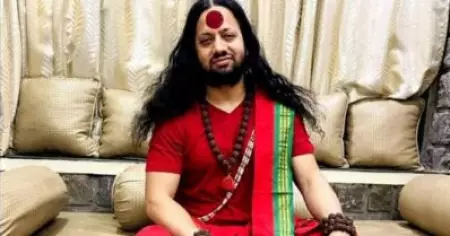 കാളിചരണ്‍ മഹാരാജിന് ഐക്യദാര്‍ഢ്യവുമായി വെള്ളിയാഴ്ച നമസ്‌കാരം തടഞ്ഞ ഹിന്ദുത്വ പ്രവര്‍ത്തകര്‍; ഉയര്‍ത്തിയത് 'നാഥുറാം ഗോഡ്‌സെ ജി അമര്‍ രഹെ' മുദ്രാവാക്യം