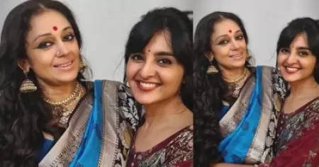 ഏറ്റവും മികച്ച ആലിംഗനങ്ങളിലൊന്നെന്ന് ശോഭന, വിലമതിക്കാനാവാത്തതെന്ന് മഞ്ജു; മലയാളത്തിന്റെ സൂപ്പര്‍ സ്റ്റാറുകള്‍ കണ്ടുമുട്ടിയപ്പോള്‍