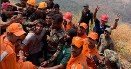 രക്ഷാദൗത്യം വിജയകരം, ബാബുവിനെ മുകളിലെത്തിച്ചു