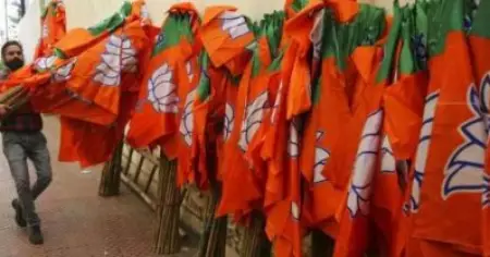 'ഇ.വി.എം മോഷ്ടിക്കാന്‍ ശ്രമം'; മോദിയുടെ മണ്ഡലത്തില്‍ ഉന്നത ഉദ്യോഗസ്ഥനെതിരെ നടപടി; തോല്‍വി ഭയന്നിട്ടെന്ന് എസ്. പി