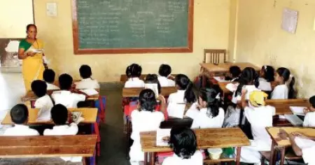 'ഹിജാബ് നിരോധിച്ച കര്‍ണാടകയില്‍ വിദ്യാര്‍ത്ഥികള്‍ ഇനി ഭഗവത് ഗീതയും പഠിക്കണം'; ഗുജറാത്തിന് പിന്നാലെ ഭഗവത് ഗീത പാഠ്യപദ്ധതിയിലുള്‍പ്പെടുത്താന്‍ കര്‍ണാടക