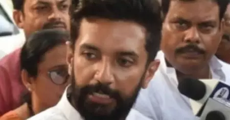 അച്ഛന്റെ ഫോട്ടോ വലിച്ചെറിഞ്ഞു, ചെരിപ്പിട്ട് മുകളിലൂടെ നടന്നു; നാണംകെടുത്തിയാണ് ബംഗ്ലാവില്‍ നിന്ന് ഒഴിപ്പിച്ചതെന്ന് ചിരാഗ് പസ്വാന്‍