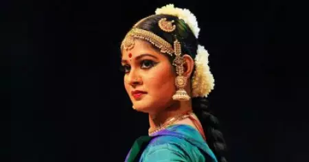 മന്‍സിയയുടെ നൃത്തം ഹിന്ദുക്കളോടുള്ള വെല്ലുവിളി, എല്ലാ അഹിന്ദുക്കളേയും വിലക്കണം; ദേവസ്വത്തെ എതിര്‍കക്ഷിയാക്കി കോടതിയില്‍ ഹരജി