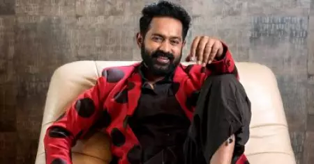 നമ്മള്‍ അങ്ങനെ നോക്കിയിരിക്കുമ്പോള്‍ പെട്ടെന്ന് ഒരു നോട്ടം വന്നിട്ടങ്ങ് പോകും; അതൊരു രോമാഞ്ചം ഫീലാണ്: സൂപ്പര്‍ താരത്തെ പറ്റി ആസിഫ് അലി