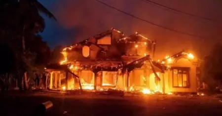 രാജിക്ക് പിന്നാലെ മഹീന്ദ രജപക്‌സെയുടെ വസതി തീവെച്ച് നശിപ്പിച്ചു
