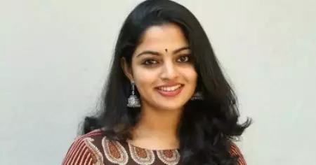 ആരാ പറഞ്ഞത് നമ്മുടെ നാട്ടില്‍ പശുവിനെ വെട്ടാന്‍ പറ്റില്ല, എന്ന്; ഇന്ത്യയില്‍ അങ്ങനെ ഒരു സിസ്റ്റമില്ല: അവതാരകന് മറുപടി നല്‍കി നിഖില വിമല്‍