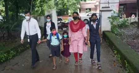അമ്മ പകുത്തുനല്‍കിയ ജീവനുമായി അനുജത്തി സനയുടെ കൈപിടിച്ച് ഷാരോണ്‍ സ്‌കൂളിലെത്തി