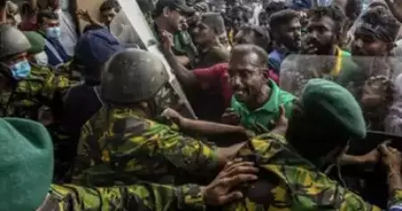 പെട്രോളിന് വേണ്ടി നിരത്തിലിറങ്ങി ജനങ്ങള്‍; വെടിയുതിര്‍ത്ത് ശ്രീലങ്കന്‍ പട്ടാളം