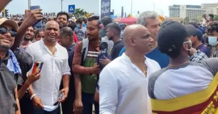 ശ്രീലങ്കയില്‍ പ്രക്ഷോഭകര്‍ക്കൊപ്പം കൂടി ക്രിക്കറ്റ് ഇതിഹാസം ജയസൂര്യ; രാജ്യം ഇതുപോലെ ഒന്നിക്കുന്നത് ജീവിതത്തിലാദ്യമെന്ന് പ്രതികരണം