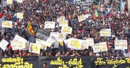 ശ്രീലങ്കയില്‍ ആയിരക്കണക്കിന് പ്രക്ഷോഭകര്‍ പ്രസിഡന്റിന്റെ ഔദ്യോഗിക വസതിയിലേക്ക് ഇരച്ചുകയറി; രജപക്സെ രാജ്യം വിട്ടെന്ന് സൂചന