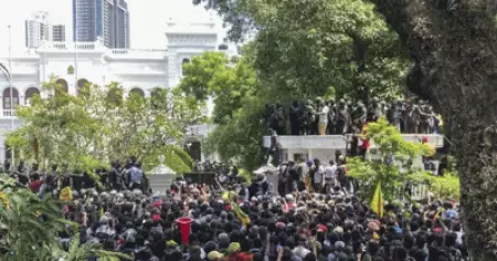 ശ്രീലങ്കയില്‍ പ്രക്ഷോഭകര്‍ക്കെതിരെയുള്ള നടപടി ശക്തമാക്കി സൈന്യം; അറസ്റ്റിന് നിര്‍ദേശം നല്‍കി പ്രധാനമന്ത്രി; പിന്നോട്ടില്ലെന്ന് പ്രതിഷേധക്കാര്‍