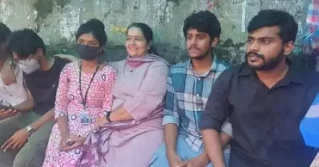 സി.ഇ.ടിയിലെ സദാചാര വിവാദം: ബസ് സ്റ്റോപ്പില്‍ വിദ്യാര്‍ത്ഥികള്‍ക്കൊപ്പമിരുന്ന് പ്രതിഷേധം രേഖപ്പെടുത്തി ഉമാ തോമസ്