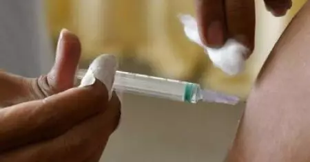സ്‌കൂള്‍ കുട്ടികള്‍ക്ക് വാക്‌സിന്‍ നല്‍കിയത് ഒരേ സിറിഞ്ച് ഉപയോഗിച്ച്; മധ്യപ്രദേശില്‍ വാക്‌സിനേറ്റര്‍ക്കെതിരെ കേസ്