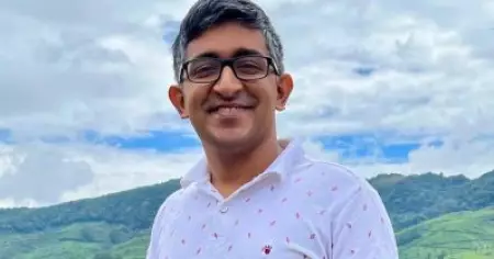 ഫേസ്ബുക്കില്ലാത്ത മനുഷ്യരും സ്‌കൂളില്‍ മക്കളെ അയക്കുന്നുണ്ടെന്ന് കളക്ടര്‍ മനസിലാക്കണം; ഐ.എ.എസ് അക്കാദമിയില്‍ ശരിക്കും ക്രൈസിസ് മാനേജ്മെന്റ് പഠിപ്പിക്കുന്നുണ്ടോ? ഹരീഷ് വാസുദേവന്‍