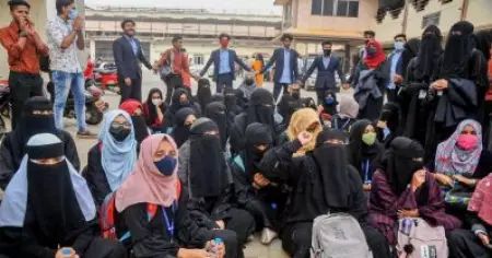 ഹിജാബ് വിവാദം: മംഗളൂരു യൂണിവേഴ്‌സിറ്റിയുടെ കീഴിലുള്ള കോളേജുകളില്‍ നിന്നും ടി.സി വാങ്ങിയത് 16 ശതമാനം വിദ്യാര്‍ത്ഥിനികള്‍
