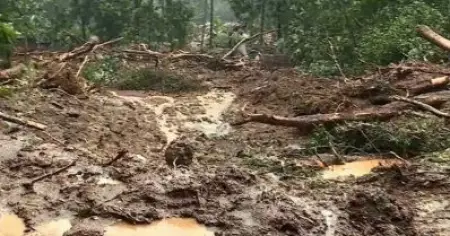 മൂന്നാറില്‍ ഉരുള്‍പൊട്ടല്‍; രണ്ട് കടകളും ക്ഷേത്രവും മണ്ണിനടിയില്‍