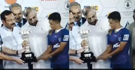ജയിച്ചത് നീയാവും പക്ഷേ ഫോട്ടോ എന്റേത് വരണം; ഛേത്രിയെ തള്ളി മാറ്റി ഫോട്ടോക്ക് പോസ് ചെയ്ത് ബംഗാള്‍ ഗവര്‍ണര്‍; വീഡിയോ