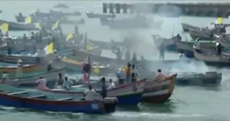 വിഴിഞ്ഞത്ത് ബോട്ട് കത്തിച്ച് പ്രതിഷേധം; പൊലീസ് ബാരിക്കേഡുകള്‍ കടലിലെറിഞ്ഞ് പ്രതിഷേധക്കാര്‍