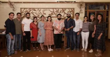 സെറ്റിലെ ഏറ്റവും വലിയ കോമാളി ഞാന്‍, ഗോസിപ്പ് ചെയ്യാന്‍ ഞങ്ങള്‍ക്ക് ഗ്രൂപ്പുണ്ട്; ഇന്‍ഡസ്ട്രിയില്‍ സീനിയറാണെങ്കിലും ബുദ്ധിയില്‍ ഇവള്‍ ഞങ്ങള്‍ക്കൊപ്പമാ; ചിരിപ്പിച്ച് ട്വല്‍ത് മാന്‍ ടീം
