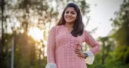 എന്നോടൊപ്പം ഡാന്‍സ് കളിക്കാമോ എന്നാണ് ഇദ്ദേഹത്തോട് ചോദിക്കാനുള്ളത്, ഞാന്‍ വലിയ ആരാധികയാണ്: അപര്‍ണ ബാലമുരളി