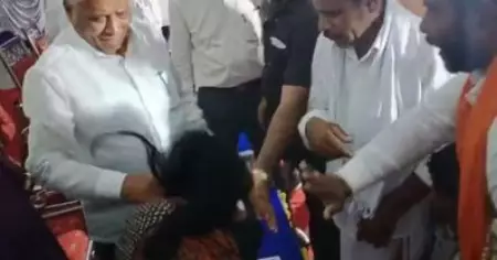 കര്‍ണാടകയില്‍ പൊതുവേദിയില്‍ യുവതിയുടെ മുഖത്തടിച്ച് ബി.ജെ.പി മന്ത്രി; വീഡിയോ