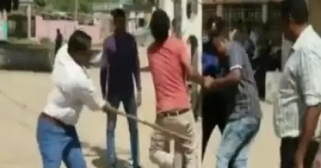 ഗര്‍ബ ചടങ്ങിന് നേരെ കല്ലെറിഞ്ഞെന്ന് ആരോപണം; മുസ്‌ലിം യുവാക്കളെ തടഞ്ഞുവെച്ച് മര്‍ദിച്ച് പൊലീസ്, കയ്യടിച്ച് ജനങ്ങള്‍