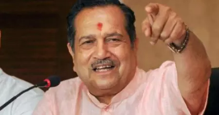 സമാധാനവും ഐക്യവും സാഹോദര്യവുമാണ് രാജ്യത്ത് വേണ്ടത്; ഹസ്രത്ത് നിസാമുദ്ദീന്‍ ദര്‍ഗയില്‍ മണ്‍വിളക്ക് കത്തിച്ച് ആര്‍.എസ്.എസ് നേതാവ്