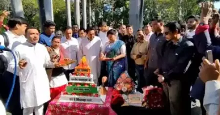 ക്ഷേത്രാകൃതിയില്‍ ഹനുമാന്‍ രൂപമുള്ള കേക്ക് മുറിച്ച് കമല്‍നാഥ്; ഹിന്ദുമത വികാരം വ്രണപ്പെടുത്തിയെന്ന് ബി.ജെ.പി