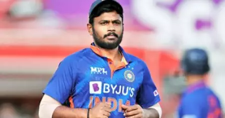 ഒരു മത്സരത്തില്‍ അവസരം നല്‍കി തൊട്ടടുത്ത മത്സരത്തില്‍ സഞ്ജുവിനെ ഒഴിവാക്കുന്ന രീതി മാറണം: ആഞ്ഞടിച്ച് മുന്‍ താരം