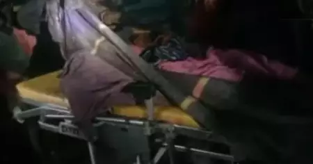 റോഡ് മോശം, ആനപ്പേടി; വാഹനമില്ലാത്തതിനാല്‍ അട്ടപ്പാടിയില്‍ ഗര്‍ഭിണിയെ തുണിയില്‍ കെട്ടിചുമന്ന് ആശുപത്രിയിലെത്തിച്ചു
