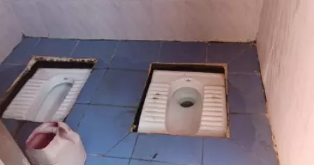 ഒറ്റമുറിയിൽ രണ്ട് ടോയ്ലറ്റ്, തമ്മിൽ മറയില്ല; ഉത്തർ പ്രദേശിൽ വിചിത്ര ടോയ്ലറ്റ് നിർമിച്ച് അധികൃതർ