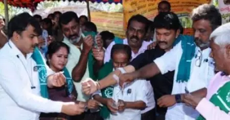 'കര്‍ഷകരെ വഞ്ചിച്ചു'; കര്‍ണാടക മുഖ്യമന്ത്രിയുടെ പ്രതിമയില്‍ രക്താഭിഷേകം നടത്തി കര്‍ഷക പ്രതിഷേധം