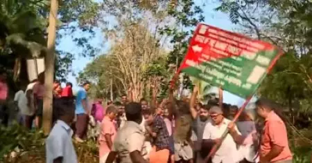 'ഇവിടെ ജീവിച്ചില്ലെങ്കില്‍ പിന്നെ ഞങ്ങള്‍ മരിക്കണം'; എരുമേലിയില്‍ ബഫര്‍ സോണ്‍ ഭൂപടത്തിനെതിരെ നാട്ടുകാരുടെ പ്രതിഷേധം, വനംവകുപ്പ് ബോര്‍ഡ് പിഴുതുമാറ്റി