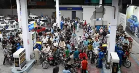 പെട്രോള്‍- ഡീസല്‍ വില സര്‍വ്വകാല റെക്കോര്‍ഡില്‍; ലിറ്ററിന് 35 രൂപ കൂട്ടി, പ്രതിസന്ധിയില്‍ കൂപ്പുകുത്തി പാകിസ്ഥാന്‍