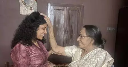 'വാഴക്കുല' വിവാദത്തിനിടെ ചങ്ങമ്പുഴയുടെ മകളെ സന്ദര്‍ശിച്ച് ചിന്ത ജെറോം