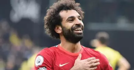എതിരാളികളെ തകര്‍ത്ത എണ്ണം പറഞ്ഞ ഗോളുകള്‍; ലീഗ് കിരീടത്തിന് പുറമെ അപൂര്‍വ ഹാട്രിക്കും തൂക്കി സല