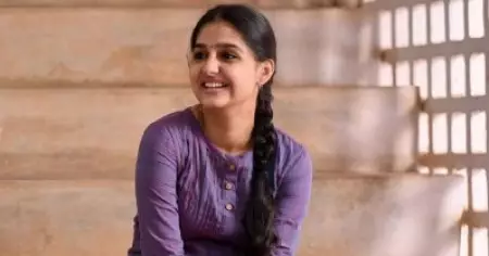 'എവിടെപ്പോയാലും എന്റെ കയ്യില്‍ ഒരു ലവ്‌ സ്‌റ്റോറി കാണും': അനശ്വര രാജന്‍