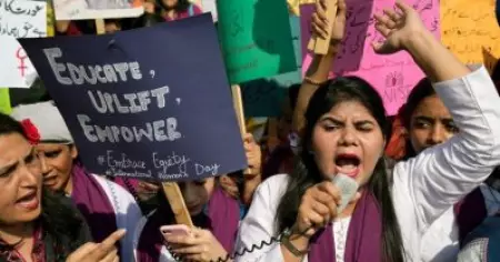 ഈ രാജ്യം സ്ത്രീ വിരുദ്ധത നിറഞ്ഞ രാജ്യമാണ്; പാകിസ്ഥാനില്‍ ഔറത്ത് മാര്‍ച്ച് സംഘടിപ്പിച്ച് സ്ത്രീകള്‍