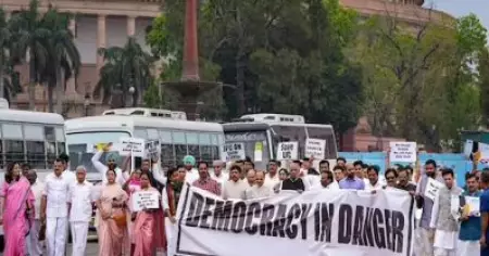'നിങ്ങള്‍ തിരിഞ്ഞോടുമോ?' എന്ന് സോണിയ, മറുപടിയില്ലാതെ, അറസ്റ്റ് വരിക്കാതെ മുങ്ങി ചില കോണ്‍ഗ്രസ് എം.പിമാര്‍